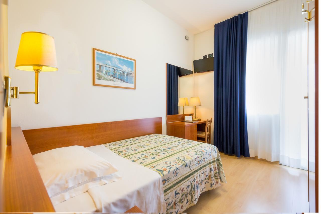 Hotel Tritone Caorle Exterior foto